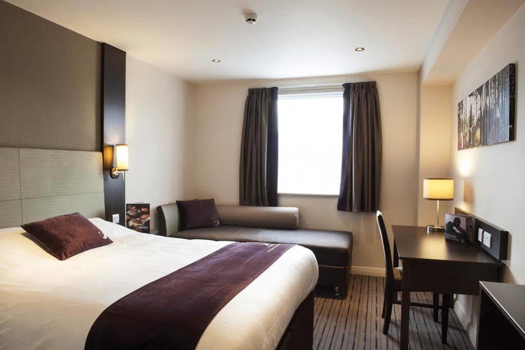 Premier Inn Manchester Trafford Centre North Bagian luar foto