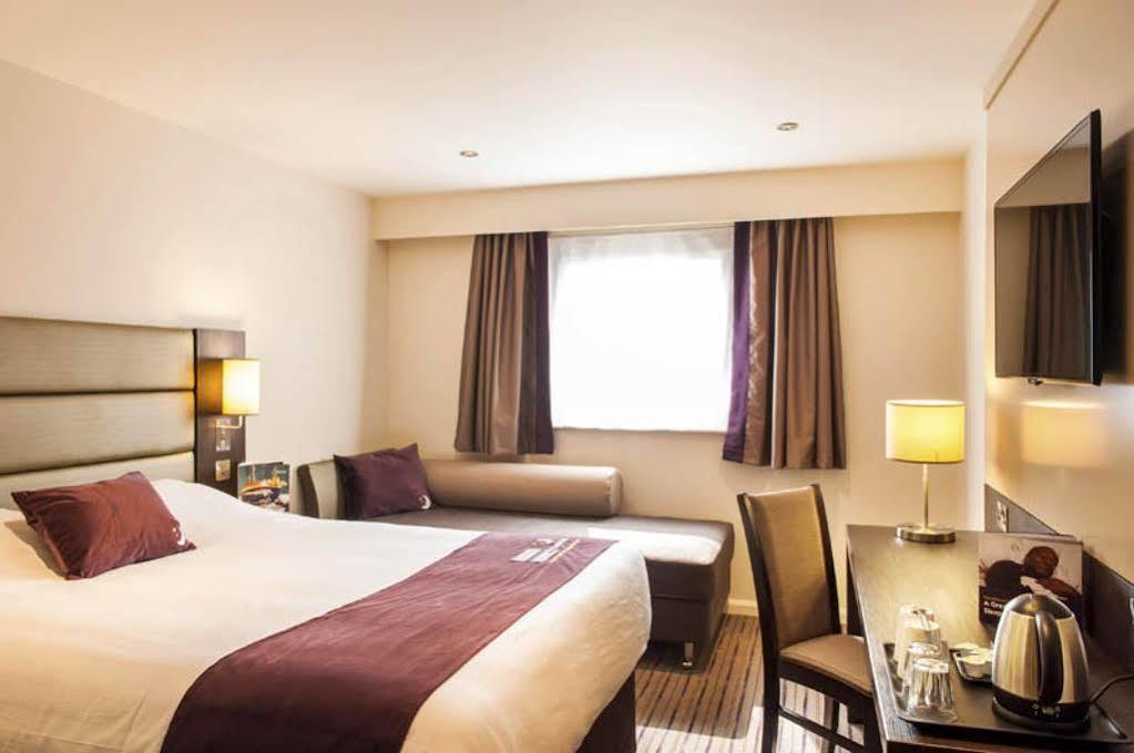 Premier Inn Manchester Trafford Centre North Bagian luar foto